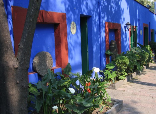 Ao longo do caminho pelo jardim, esculturas pré-hispânicas fazem par com a ampla vegetação e com as paredes azuis (Foto: Flickr / KrisNM / CreativeCommons)