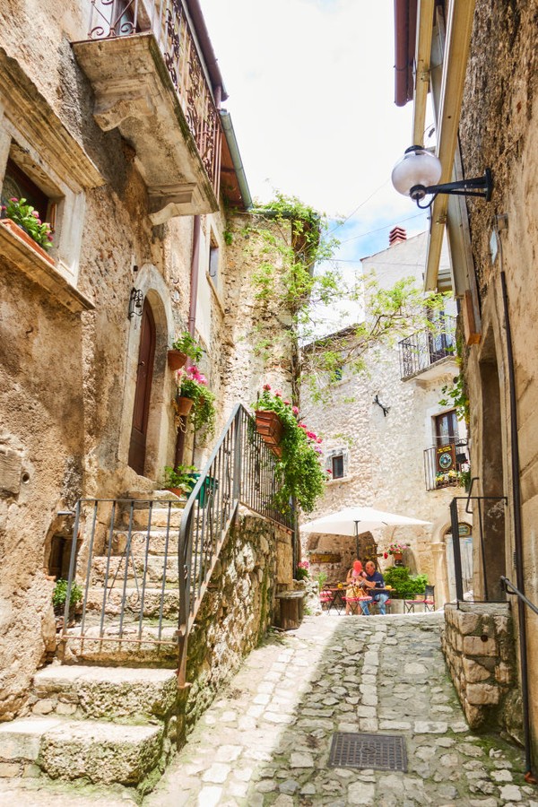 SANTO STEFANO DI SESSANIO, ITALY - JUNE 12: Old buildings and a cobbled street in the medieval town on June 12, 2019 in Santo Stefano di Sessanio, Italy. (Photo by EyesWideOpen/Getty Images) (Foto: Getty Images)
