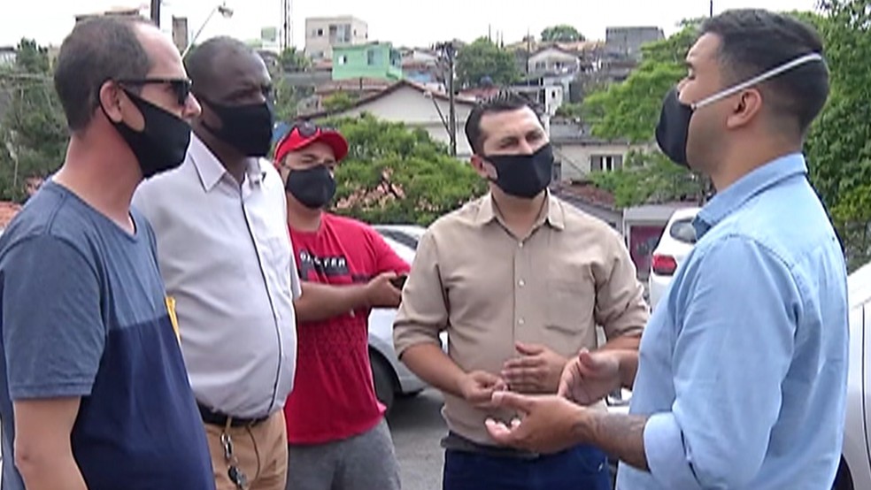 Caio Cunha conversou com motoristas de aplicativo em visita ao Distrito de Brás Cubas — Foto: Reprodução/ TV Diário