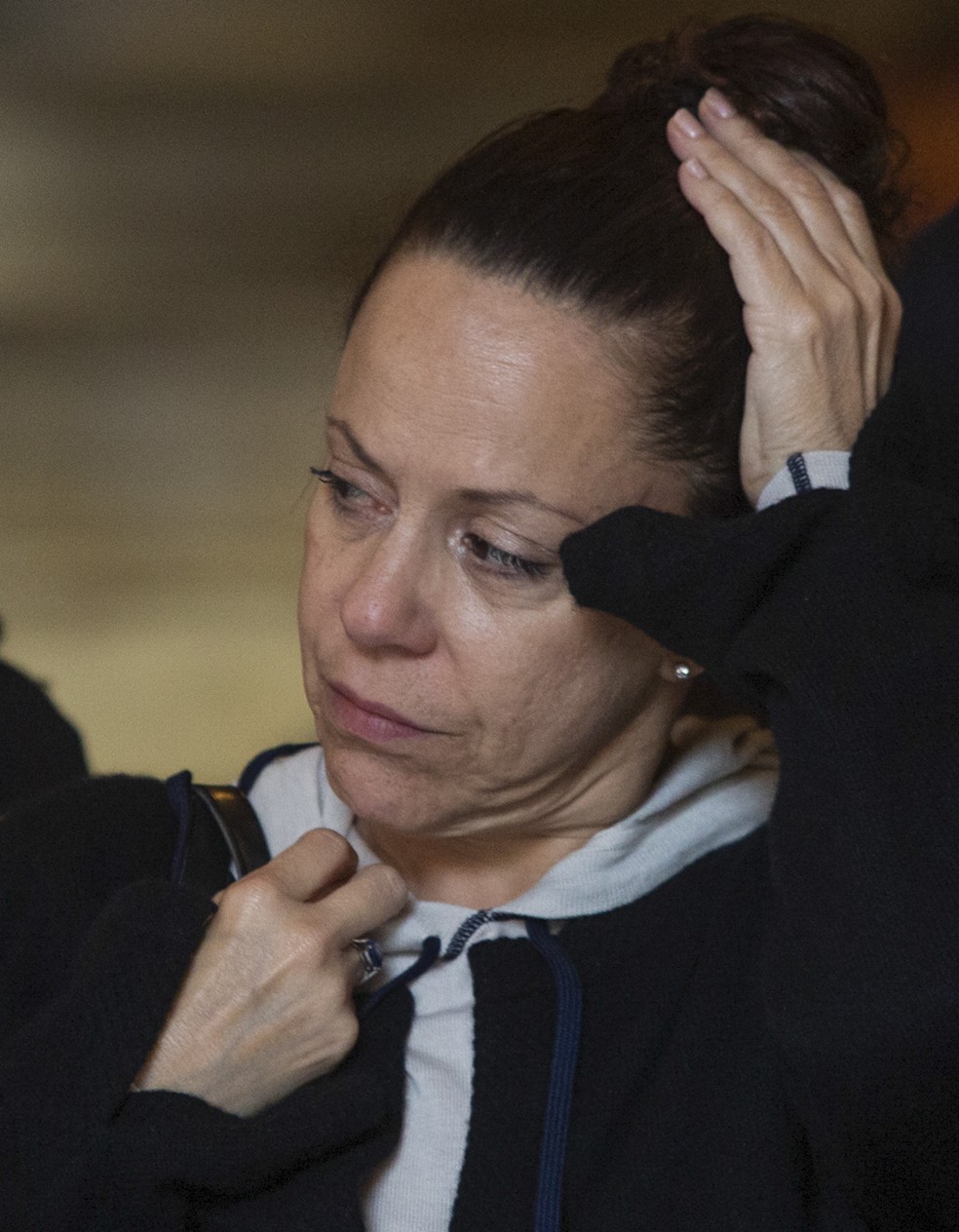 Bebel Gilberto chegou ao velório por volta de 11h50 e foi amparada por amigos — Foto: Ian Cheibub/AFP