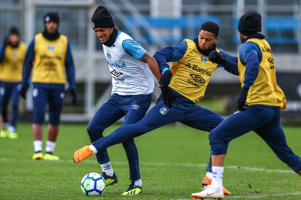 Jailson se diz à vontade como zagueiro e colhe dicas com Paulo Miranda
