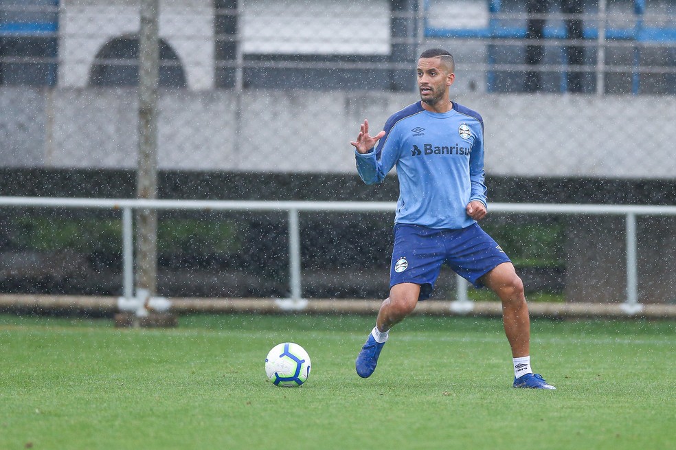 Alvo de críticas da torcida, Rômulo também não fica — Foto: Lucas Uebel/DVG/Grêmio