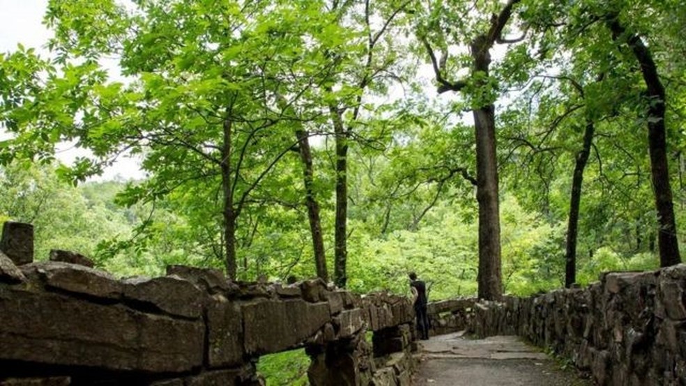 Parque da Pedra Rúnica de Heavener fica no sopé das montanhas Ouachita, no extremo leste de Oklahoma, nos Estados Unidos — Foto: DEPARTAMENTO DE TURISMO E RECREAÇÃO DE OKLAHOMA