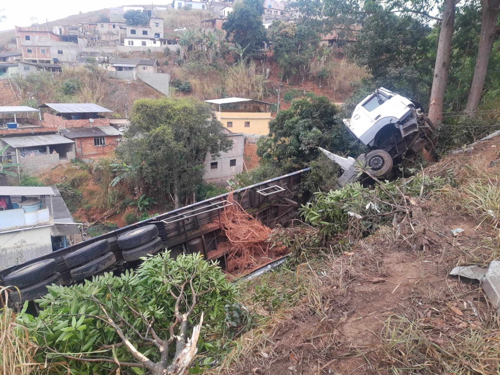 Trânsito é liberado na BR-267 após tombamento de carreta em Guarará