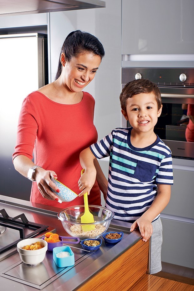 Mãe cozinhando com o filho (Foto: Editora Globo)