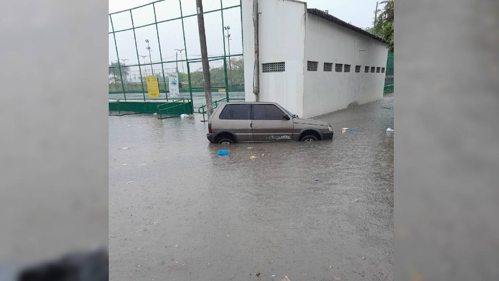 Areninha do Bairro Itaoca ficou alagada após as fortes chuvas — Foto: Arquivo pessoal
