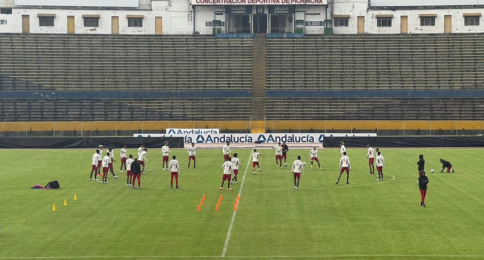 Treino do Flamengo no est&aacute;dio Atahualpa, em Quito &mdash; Foto: Let&iacute;cia Marques / ge