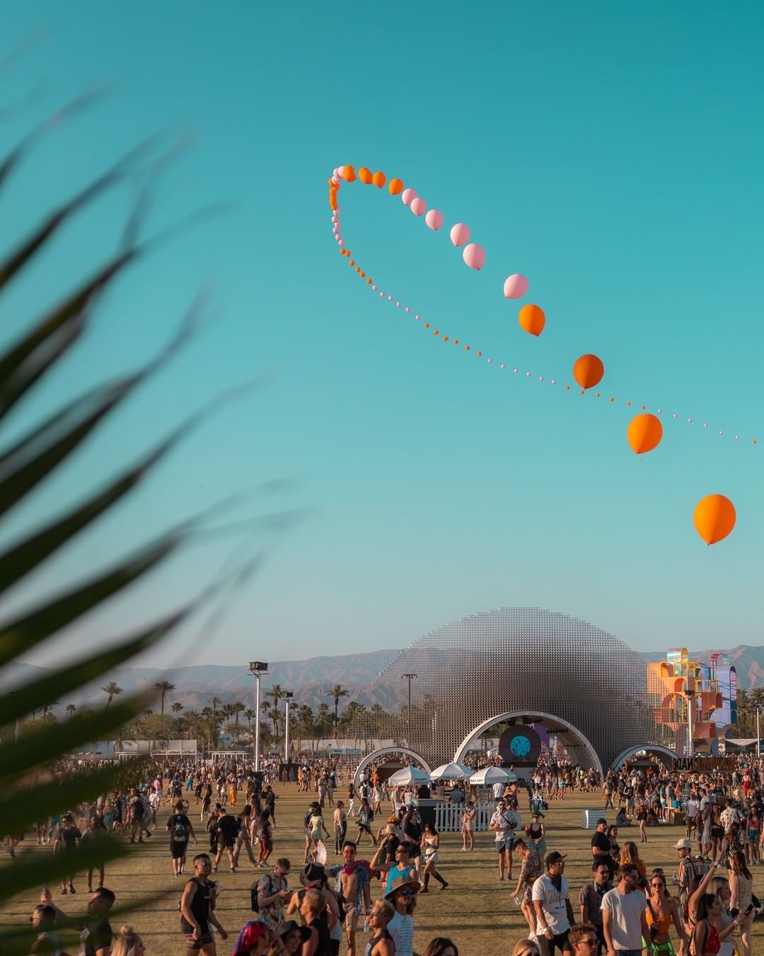 Os balões coloridos deixam o céu do deserto ainda mais colorido (Foto: Calder Wilson / Reprodução / Instagram / Coachella)
