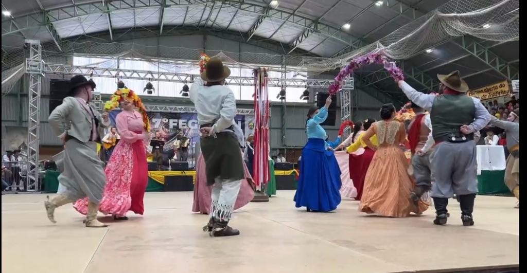 Festival de danças tradicionais reúne 47 grupos em Farroupilha