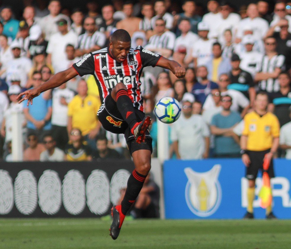 Jucilei durante o clássico contra o Santos — Foto: Ricardo Moreira/Fotoarena/Estadão Conteúdo