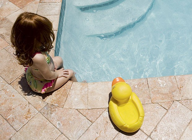 Se o corpo da criança está muito quente, é melhor molhar as extremidades antes de entrar na água fria (Foto: Jonathan Gelber/Getty Images)
