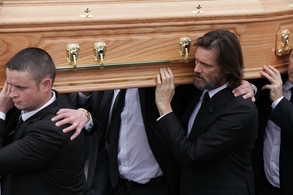 Jim Carrey carrega o caixão de Cathriona White no enterro da ex-namorada (Foto: Getty Images)