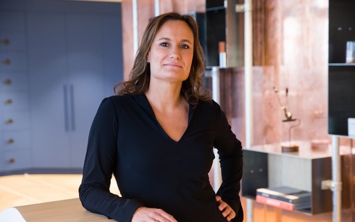 Gillian Rinaldo CEO do Booking vai ao trabalho de bicicleta e luta pela diversidade ...