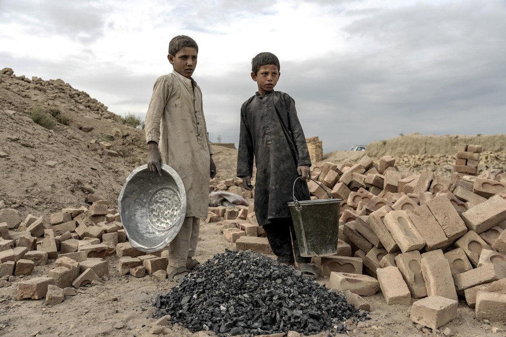 Meninos em fábrica de tijolos no Afeganistão — Foto: Ebrahim Noorozi/ AP 