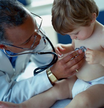 Bebê no pediatra (Foto: Shutterstock)