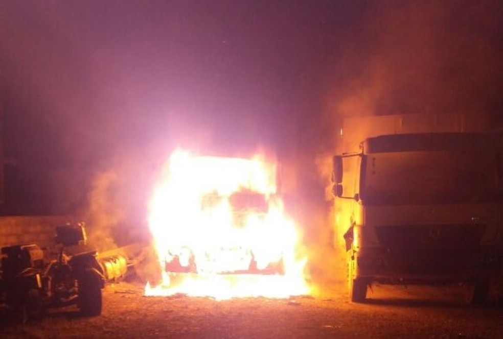Caminhão foi totalmente destruído (Foto: Bombeiros Voluntários/Divulgação)