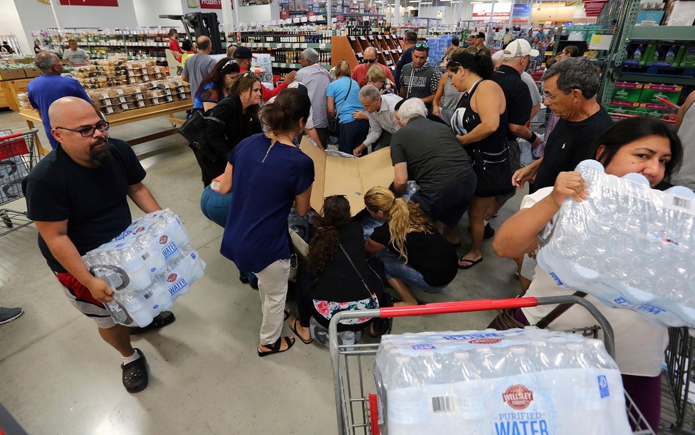 Pessoas compram água para estocar em preparação para a passagem do furacão Irma, em Miami, na Flórida, na terça (5) (Foto: Roberto Koltun/Miami Herald via AP)