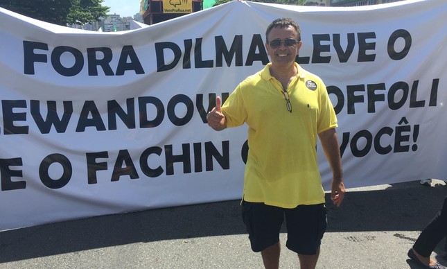 Marcelo Rocha Monteiro em manifestação defendendo o  imepachemnt de Dilma