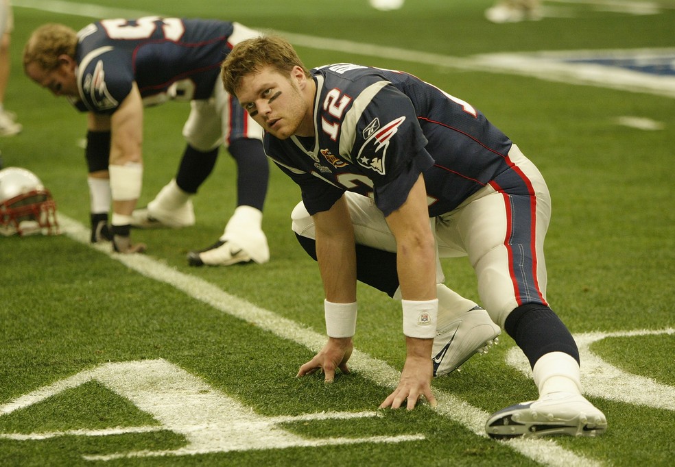 Tom Brady na conquista de seu terceiro título de Super Bowl contra o Carolina Panthers em 2004 (Foto: Brian Bahr/Getty Images)
