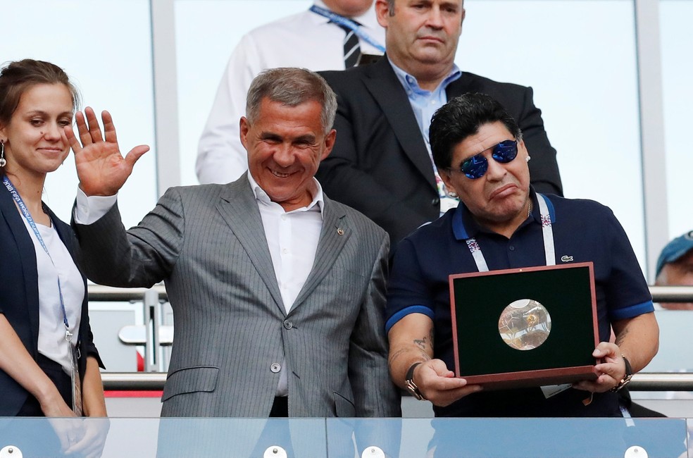 Maradona recebe placa em Kazan (Foto: REUTERS/Carlos Garcia Rawlins)