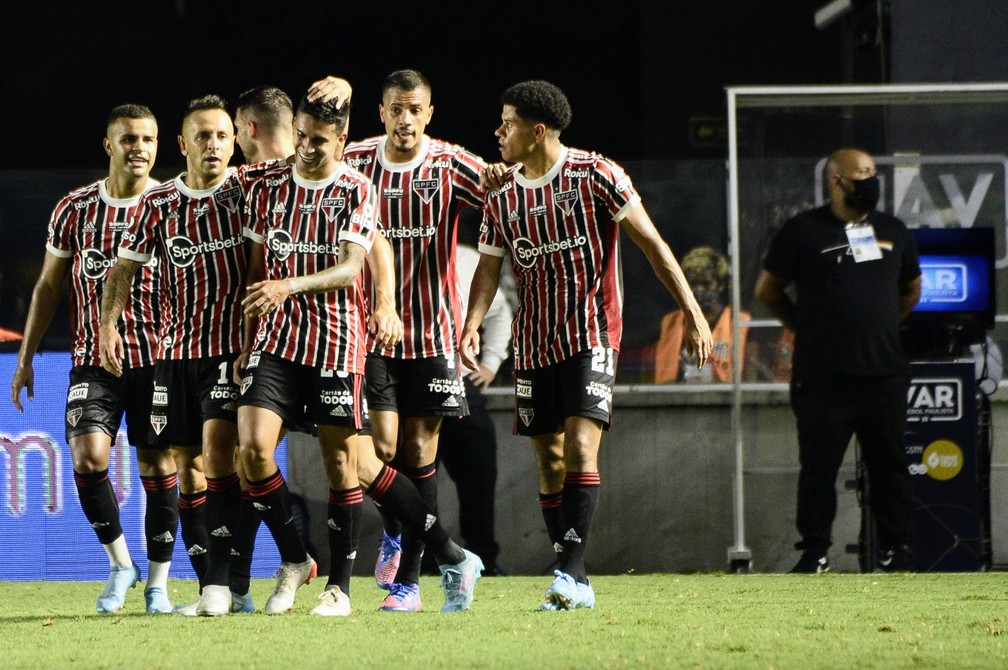 Jogadores do São Paulo comemoram gol anotado sobre o Santos — Foto: Marcos Ribolli