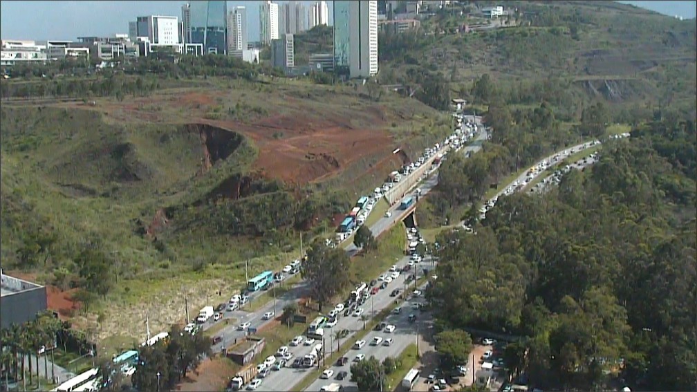 BR-356 tem trÃ¢nsito pesado na saÃ­da para o Rio de Janeiro e cidades histÃ³ricas â Foto: ReproduÃ§Ã£o/TV Globo