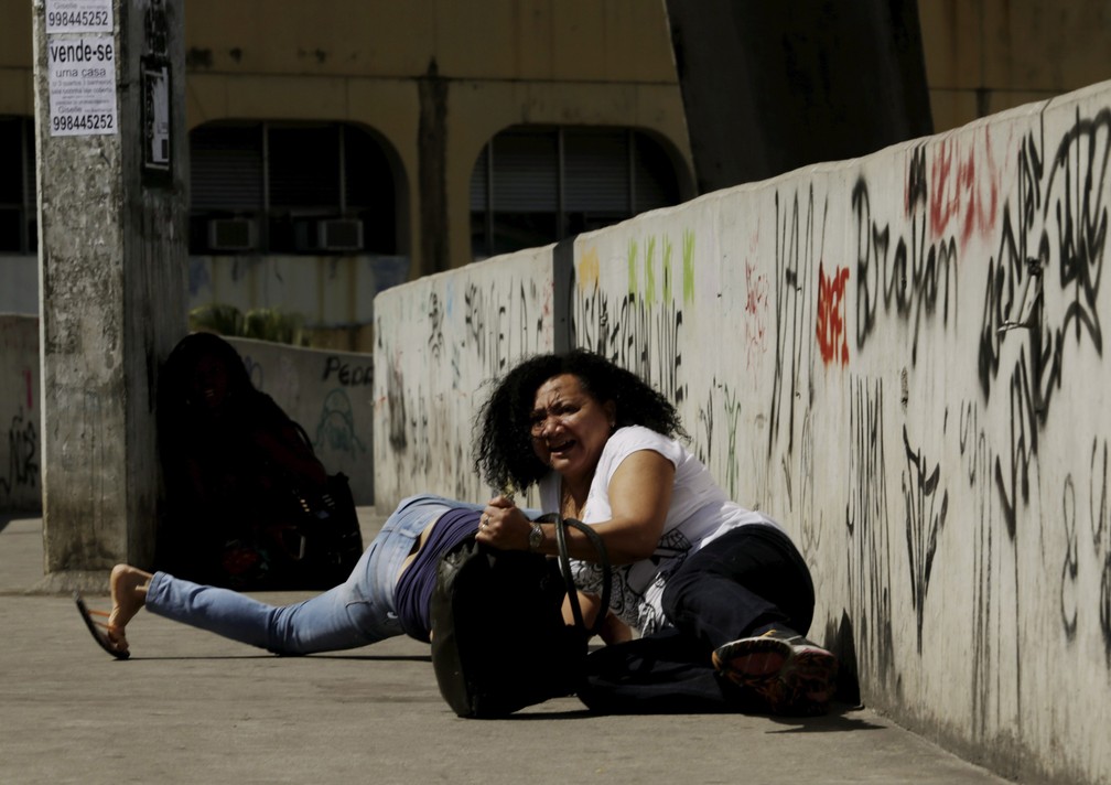 PM fez operação na comunidade da Rocinha na manhã desta sexta. Na foto, troca de tiro de policiais em baixo da passarela (Foto: Gabriel Paiva / Agência O Globo )