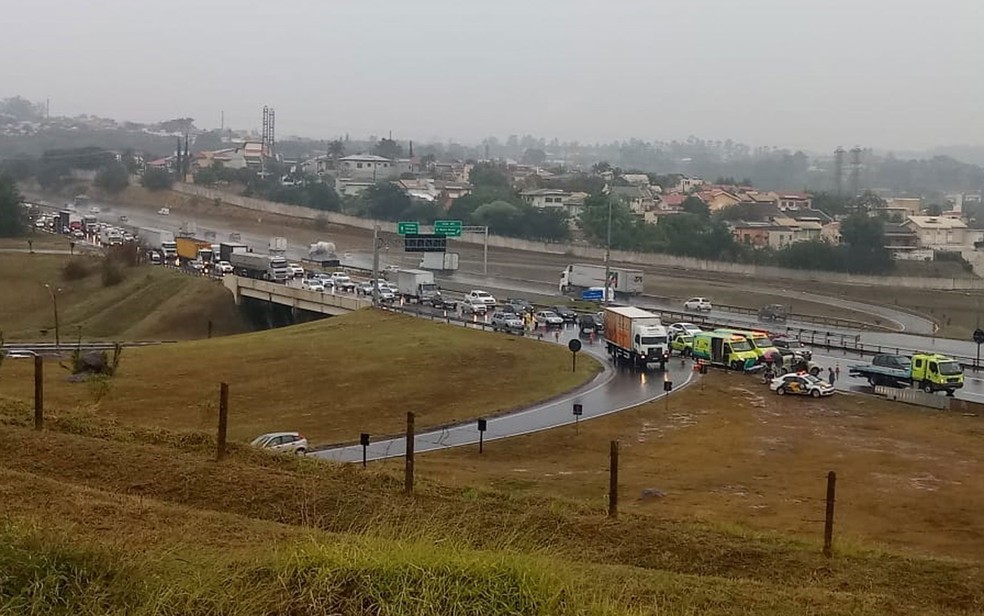 Acidente com quatro veículos deixa feridos na Rodovia Dom Pedro I, em Campinas Campinas e