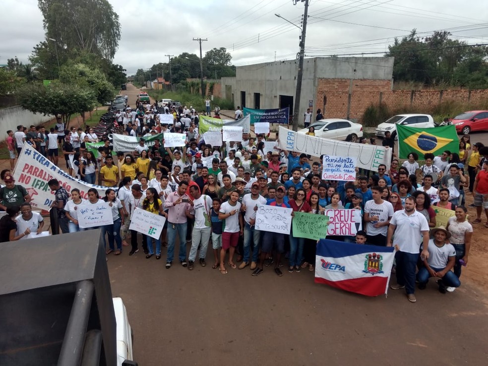 No interior do estado manifestantes sairam nas ruas com cartazes em protesto. — Foto: Reprodução/TV Liberal