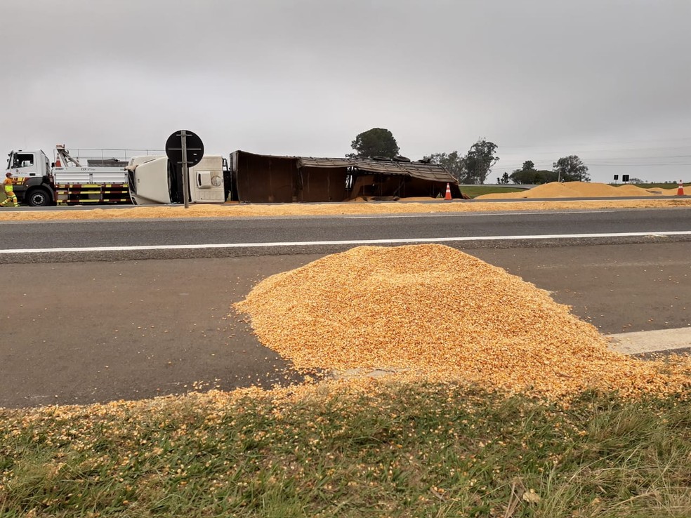 Caminhão tomba e carga de milho se espalha por rodovia em Itapetininga — Foto: Mike Adas/TV TEM
