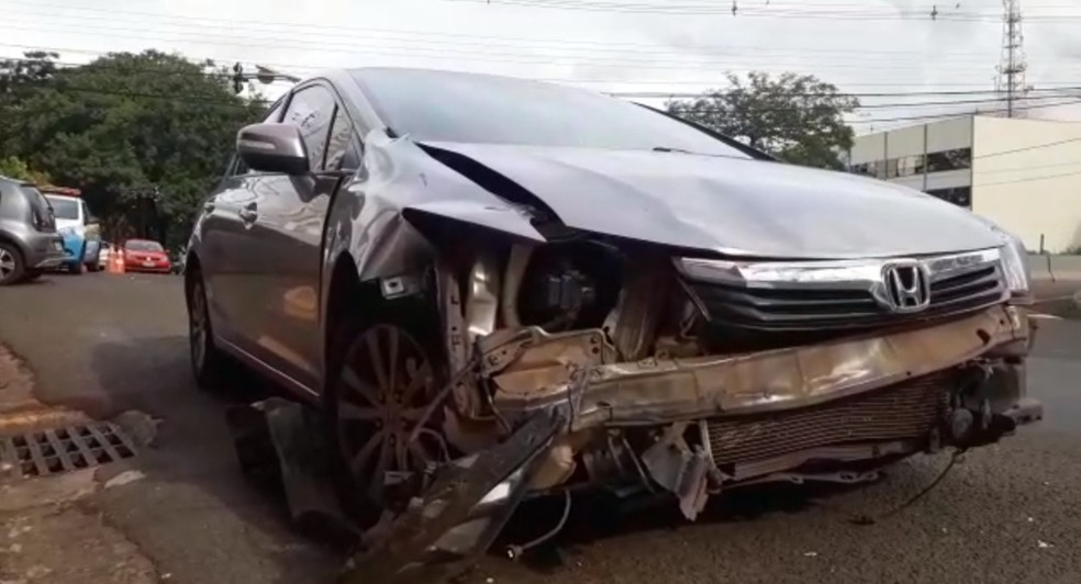 A suspeita Ã© que carro furou sinal vermelho, no centro de Campo Grande. â Foto: Edevaldo Nascimento/TV Morena