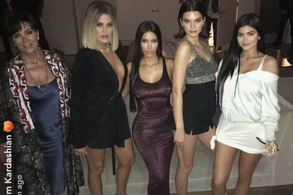 Kris Jenner, Khloé e Kim Kardashian, Kendall Jenner e Kylie  (Foto: Reprodução/Snapchat)
