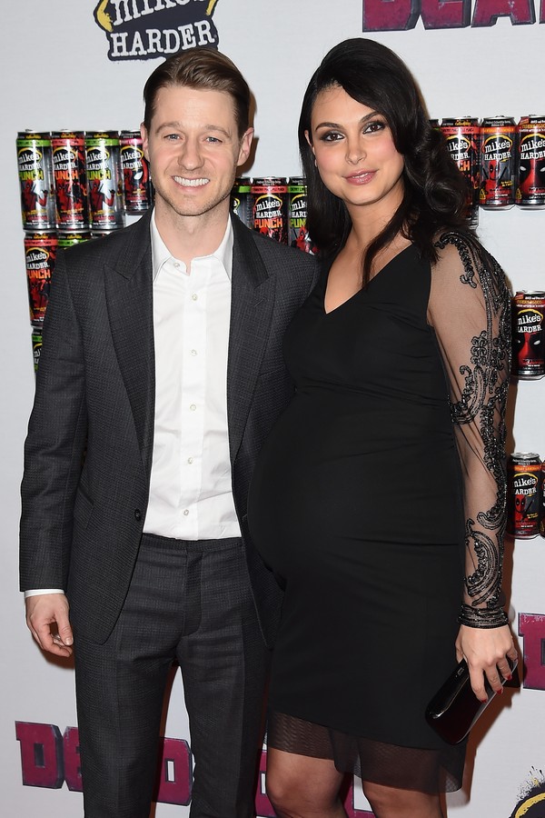 Ben McKenzie e Morena Baccarin na estreia de 'Deadpool', no sétimo mês de gravidez da atriz (Foto: Getty Images)