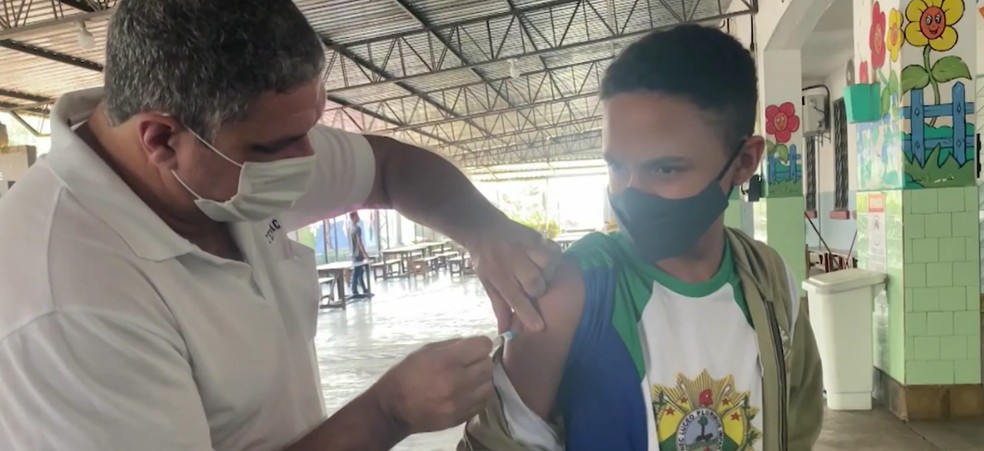 Alunos da Escola São José tomaram a vacina nessa segunda-feira (1º) em Cruzeiro do Sul  — Foto: Reprodução/Rede Amazônica Acre