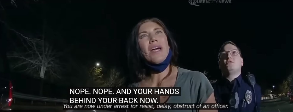 Reportagem divulga vídeo de prisão de Hope Solo após dirigir embriagada com filhos no carro — Foto: Reprodução