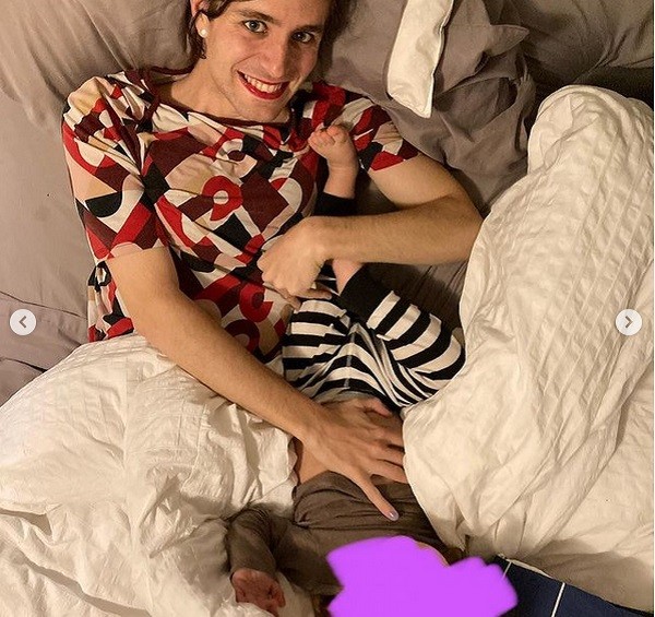 A cantora Ezra Furman com o filho em uma das fotos do álbum compartilhado no Instagram em que revelou ser uma mulher trans (Foto: Instagram)