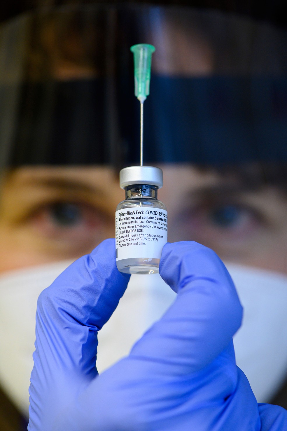 Profissional mostra recipiente com dose da vacina da Pfizer na Alemanha — Foto: Robert Michael/dpa via AP