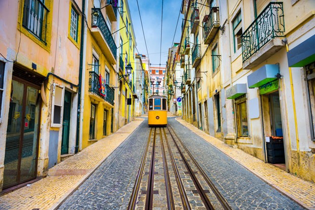 Lisbon, Portugal old town streets and tram. (Foto: Getty Images/iStockphoto)