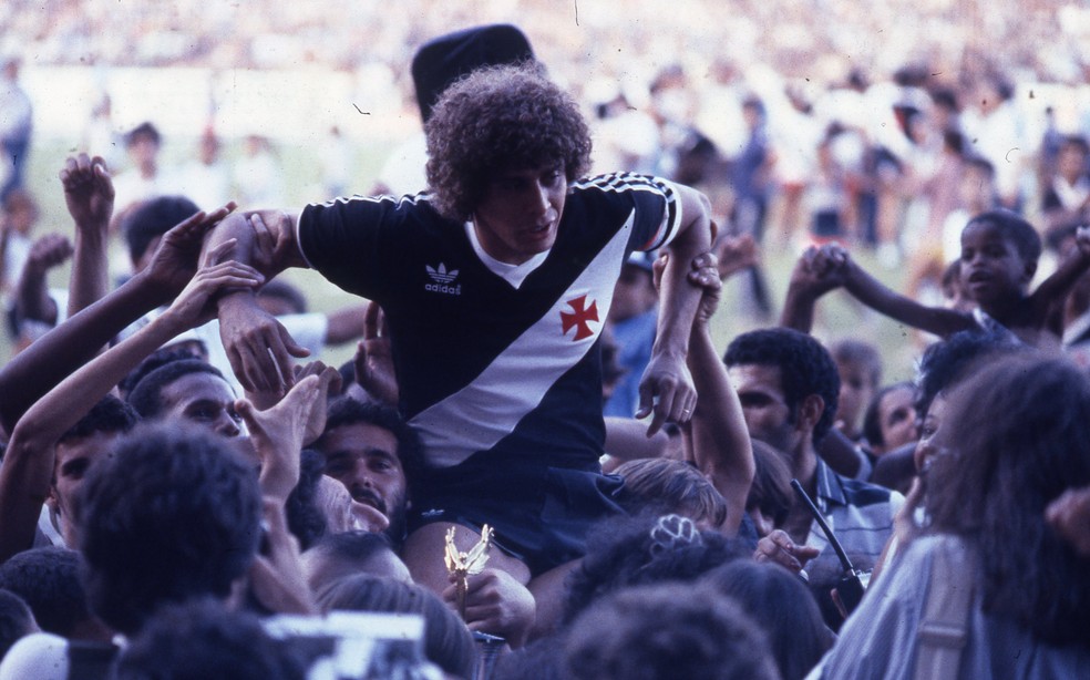 Dinamite carregado pelo povo em seu aniversário, em 1984 — Foto: Hipólito Pereira / Agência O Globo