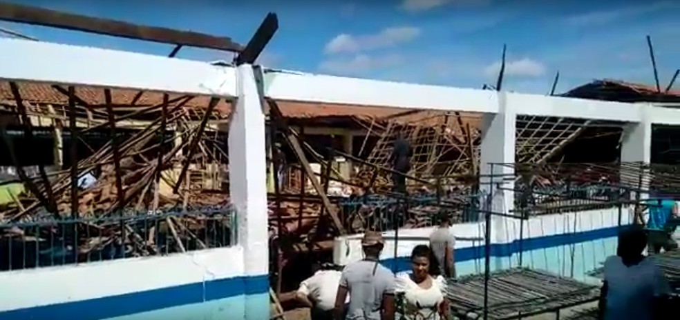 Parte do telhado do Ceasa desabou em Santa Maria da Boa Vista (Foto: ReproduÃ§Ã£o TV Grande Rio)