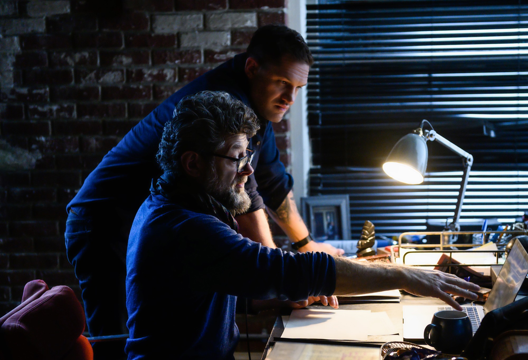 Tom Hardy e Andy Serkis (Foto: Divulgação / Sony Pictures) Tom Hardy and director Andy Serkis on the set of Venom: Let There Be Carnage. (Foto: Divulgação / Sony Pictures)