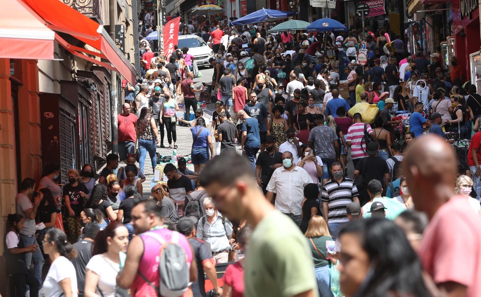 Pessoas transitam pela rua 25 de Março, tradicional região de comércio e de trabalhadores informais em São Paulo, em 26 de março de 2022. — Foto: Renato S. Cerqueira/Futura Press via Estadão Conteúdo