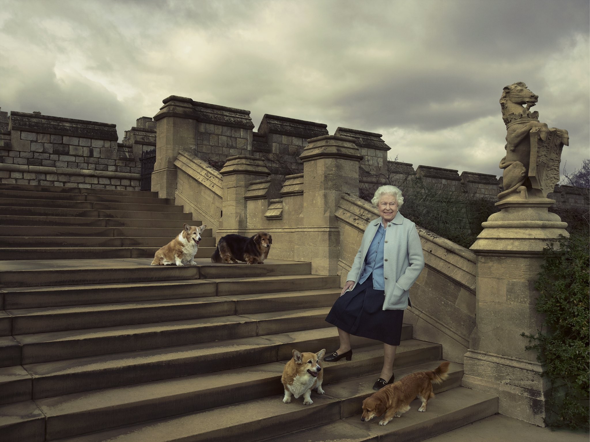 A rainha Elizabeth e seus amados cachorros (Foto: Reprodução/Annie Leibovitz)