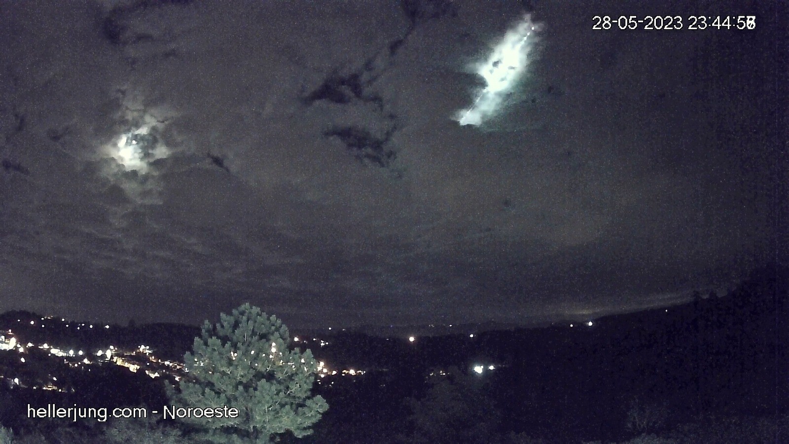 Passagem de meteoro com o brilho tão intenso quanto o da lua é registrada no Norte do RS; VÍDEO
