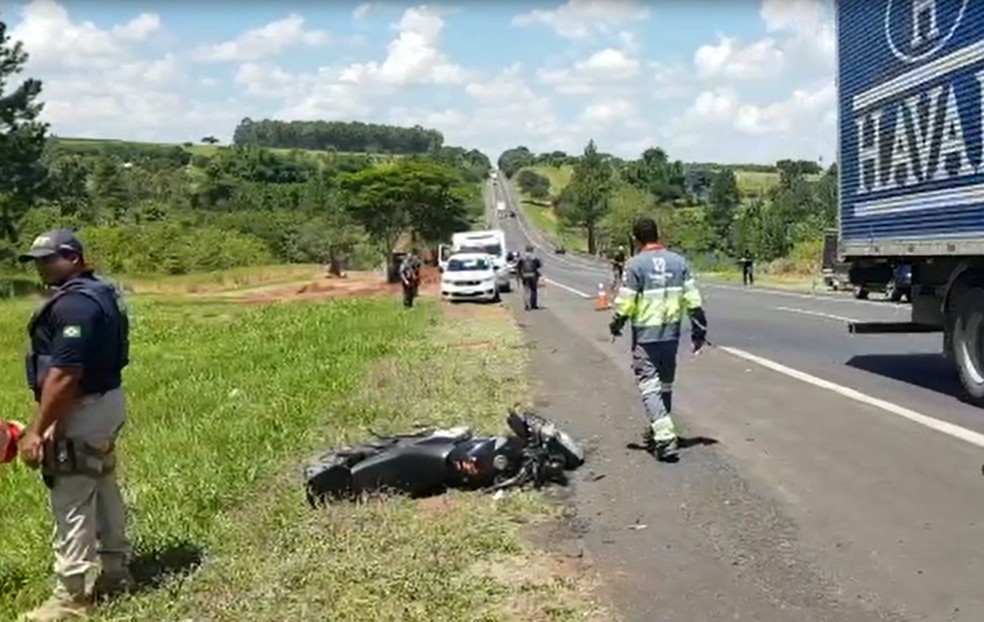 Carro atingiu moto durante ultrapassagem na BR-153 em Marília — Foto: Alcyr Netto/TV TEM