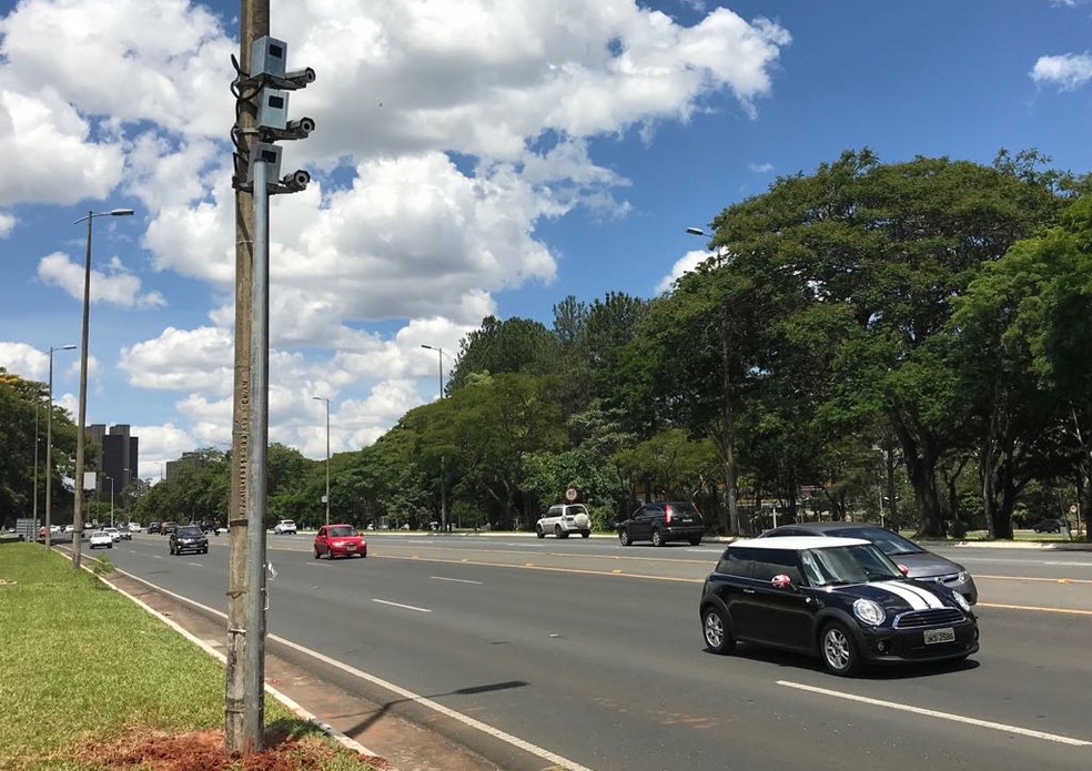 Pardal 'campeão' de multas no Eixão Sul (Foto: Marília Marques/G1)