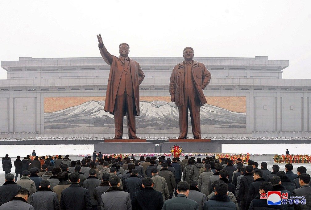 As estátuas de Kim Il-sung e Kim Jong-un, ex-presidente e atual líder da Coreia do Norte, fazem parte de monumento em Pyongyang (Foto: Reuters/KCNA)