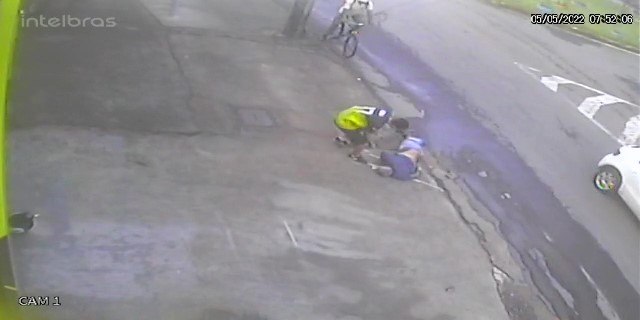VÍDEO: idoso é atropelado por motociclista na calçada em Juiz de Fora