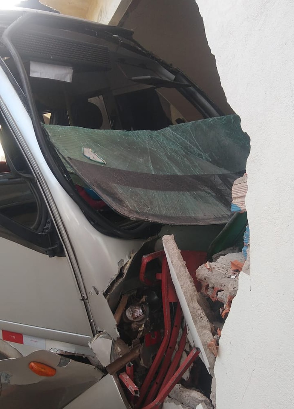 Devido ao impacto do acidente, o muro da igreja ficou parcialmente destruído. — Foto: Divulgação/Redes sociais