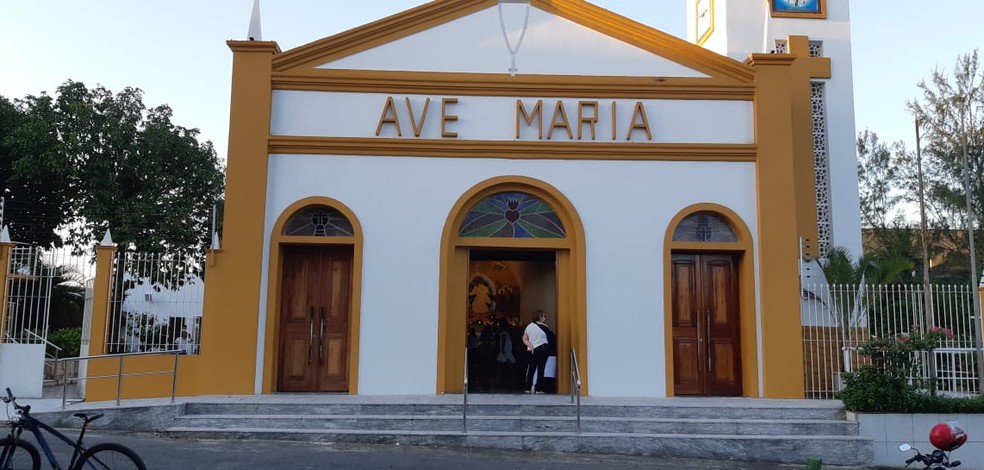 Paróquia Imaculado Coração de Maria Henrique Jorge foi invadida por um homem na madrugada deste sábado (12). — Foto: Leábem Monteiro/Sistema Verdes Mares